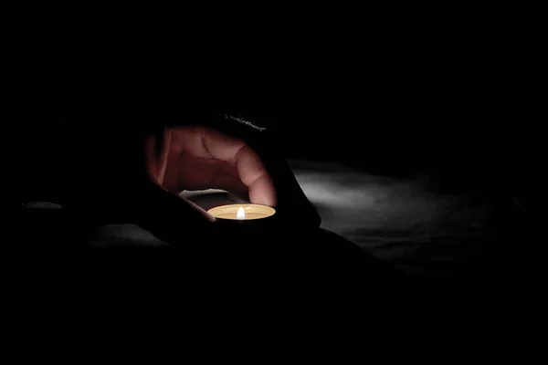 Gibt Einen Gedenktag Dem Eine Person Dunkeln Eine Brennende Kerze — Stockfoto