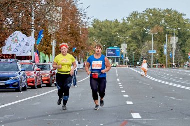 15 Eylül 2019 Minsk Belarus Minsk iki olgun kadının şehir yolunda koştuğu bir maratona ev sahipliği yapıyor.