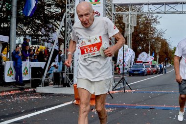 15 Eylül 2019 'da Minsk Belarus' ta yarı maraton düzenleniyor. Yaşlı bir katılımcı maratonun bitiş çizgisini yakından geçti.