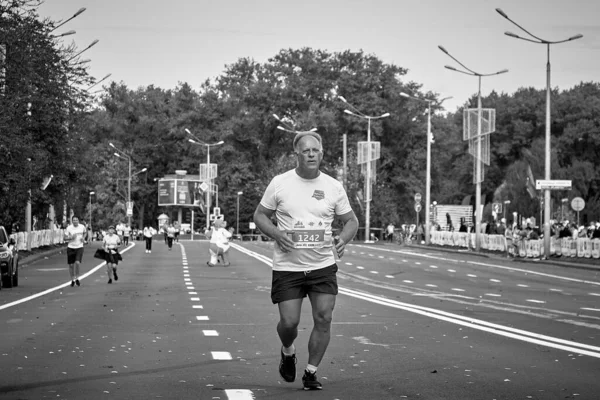 Septiembre 2019 Minsk Bielorrusia Blanco Negro Una Carrera Maratón Que — Foto de Stock