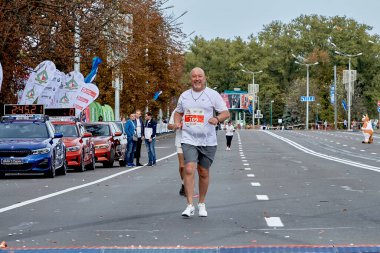 15 Eylül 2019 Minsk Belarus Şehir yolunda koşan mutlu bir sporcu