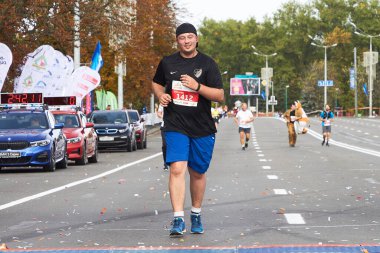 15 Eylül 2019 Minsk Belarus Minsk, mutlu bir atletin bitiş çizgisine koştuğu yarı maratona ev sahipliği yapıyor.