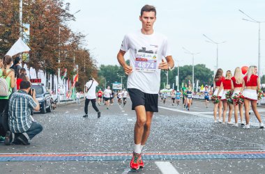 9 Eylül 2018 Minsk Belarus Yarı Maraton Minsk 2018 Bir atlet maratonun bitiş çizgisini geçerek yol boyunca koşar