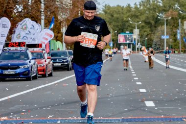15 Eylül 2019 Minsk Belarus Minsk, mutlu bir sporcunun bitiş çizgisini geçtiği yarı maratona ev sahipliği yapıyor.