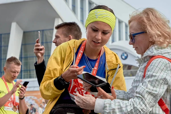 September 2019 Minsk Belarus Close Participants Looking Smartphones Marathon — Stock Photo, Image