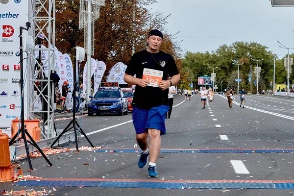 15 Eylül 2019 Minsk Belarus Minsk, bir katılımcının bitiş çizgisini geçtiği yarı maratona ev sahipliği yapıyor.