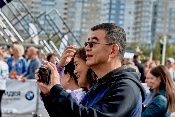 Septiembre 2019 Minsk Bielorrusia Felices Espectadores Toman Fotos Sus Teléfonos — Foto de Stock