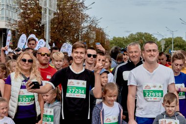 15 Eylül 2019 Minsk Belarus. Katılımcılar arasında mutlu bir genç adam. Elinde telefon var.