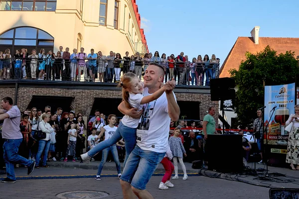 Junio 2019 Minsk Bielorrusia Concierto Callejero Donde Una Familia Feliz — Foto de Stock