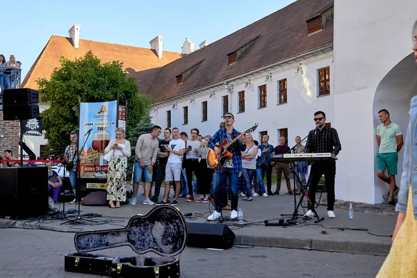 Juni 2019 Minsk Weißrussland Ein Junger Musiker Mit Brille Spielt — Stockfoto