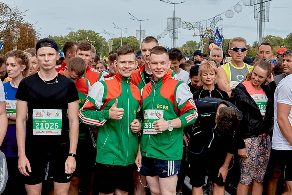 Září 2019 Minsk Bělorusko Před Maratonem Stojí Dva Mladí Šťastní — Stock fotografie