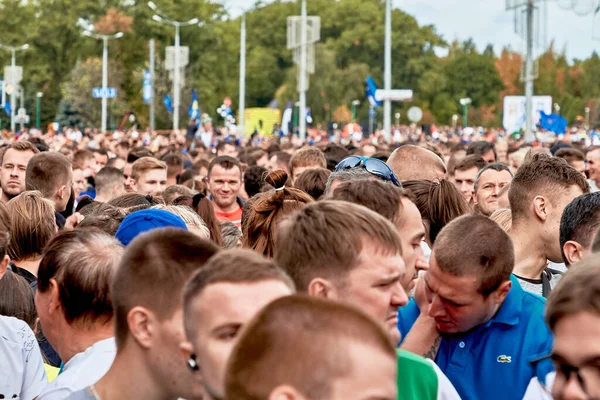 2019年9月15日ミンスク ベラルーシスタート前に立っている健康的なライフスタイルのファンの群衆がいます — ストック写真
