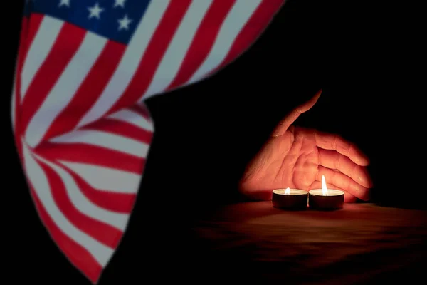 Una Mano Humana Ilumina Con Velas Encendidas Fondo Bandera Los — Foto de Stock