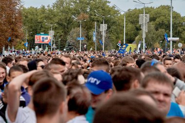 15 Eylül 2019 Minsk Belarus maratonun başlamasına çok sayıda katılımcı var.