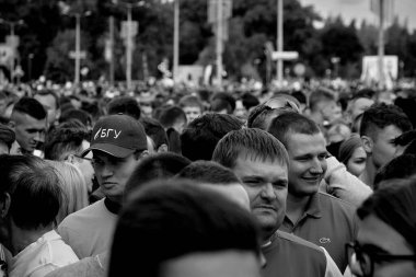 15 Eylül 2019 Minsk Belarus Maraton sırasında ayakta duran insanlar var. Siyah ve beyaz görüntü.