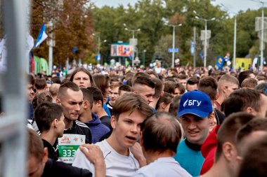 15 Eylül 2019 Minsk Belarus Birçok katılımcı maratonun başlangıç çizgisinden önce toplandıklarını söylüyor.