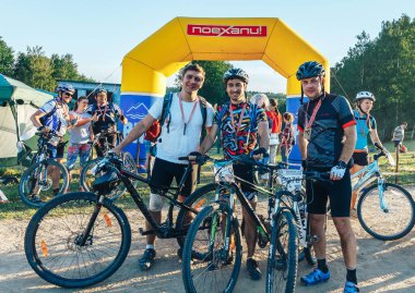 26-27 Mayıs 2018 Naliboki, Belarus Belarus amatör maratonu Naliboki Üç gülen bisikletçinin bitiş çizgisine yakın durduğu bir maratonun bitiş çizgisi