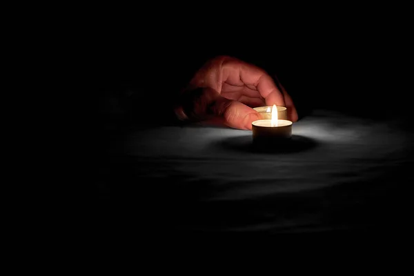 有一天 一个人在燃烧着的蜡烛旁边的桌子上放一支燃烧着的蜡烛 作为纪念日 — 图库照片