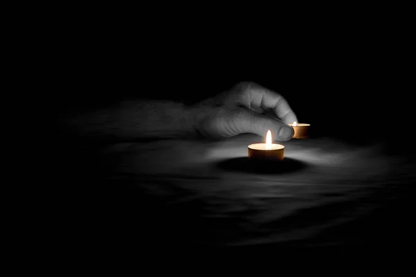 Χέρι Ενός Άντρα Θέλει Βάλει Ένα Αναμμένο Κερί Στο Τραπέζι — Φωτογραφία Αρχείου