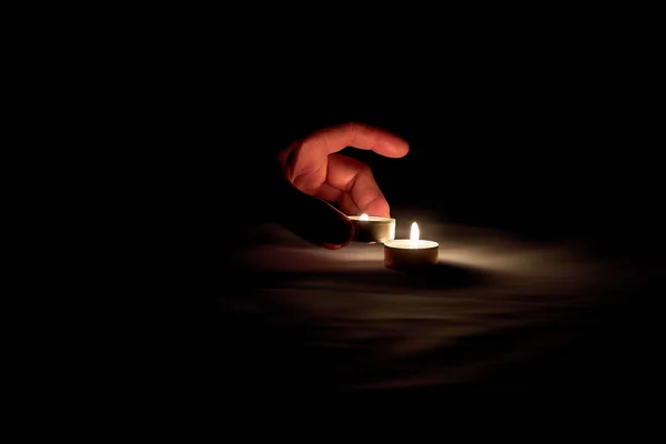 Een Mensenhand Wil Een Brandende Kaars Tafel Leggen Herdenkingsdag — Stockfoto