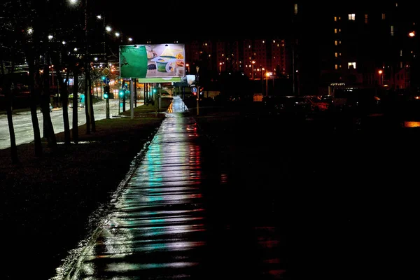 夜の雨の後に通りがある — ストック写真