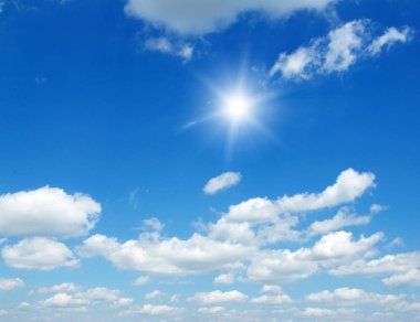 Mavi gökyüzünde beyaz bulutlar