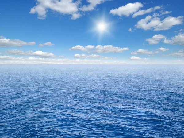 Красивое Небо Голубой Океан — стоковое фото