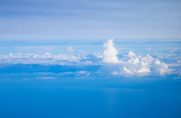 Pilvet Sinisellä Taivaalla — kuvapankkivalokuva