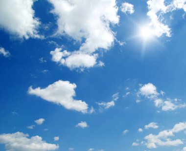 Mavi gökyüzündeki bulutlar