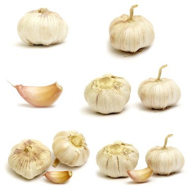Beyaz arka plan üzerinde izole sarımsak kümesi