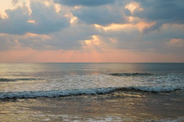 Denizin üzerinde güzel bir gün batımı