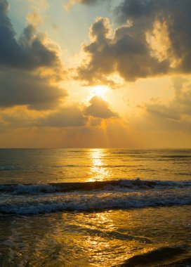 Denizin üzerinde güzel bir gün batımı