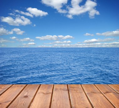  Deniz ve ahşap platform