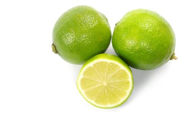 Beyaz arkaplanda taze limon