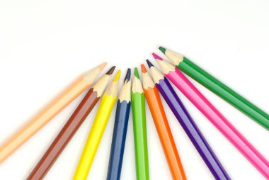 Beyaz arkaplanda izole edilmiş renkli kalemler