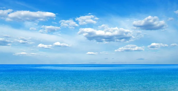 Hermoso cielo y mar azul —  Fotos de Stock