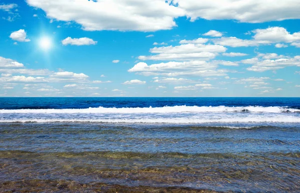 Schöner Himmel Und Blaues Meer — Stockfoto