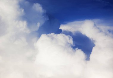 Mavi gökyüzündeki bulutlar