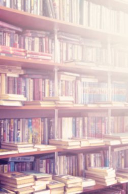 arka plan tasarımınız için Kütüphane içinde bulanık bookshelf