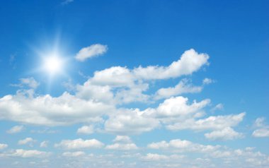 Mavi gökyüzünde beyaz bulutlar