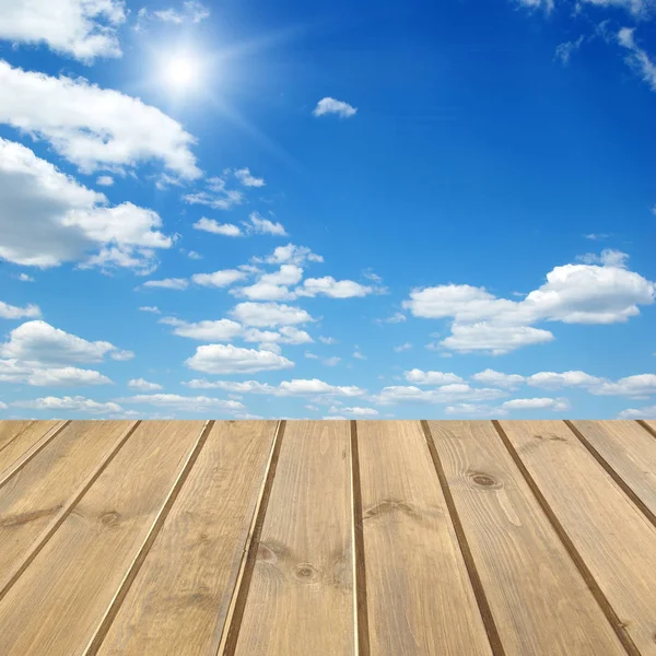 Holzboden über blauem Himmel — Stockfoto