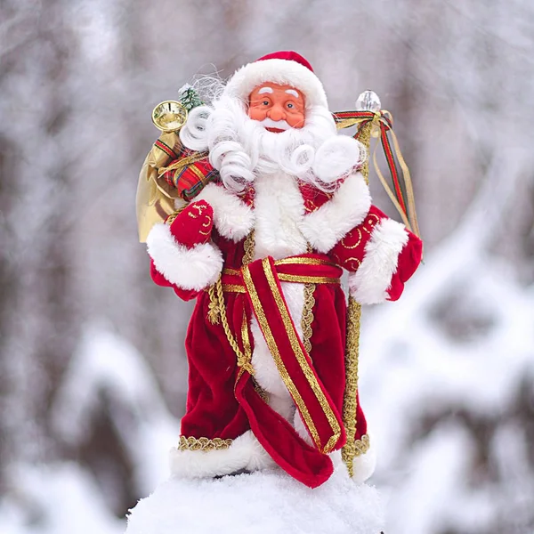 Άγιος Βασίλης που μεταφέρουν τσουβάλι γεμάτο δώρα. Πραγματικό χιόνι υπόβαθρο — Φωτογραφία Αρχείου