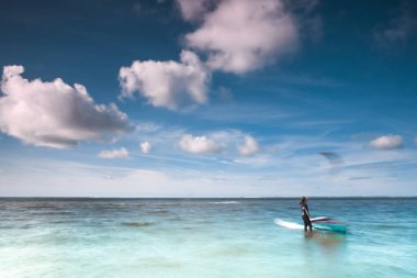 Rüzgar sörfçü Kuzey Denizde sakin bir okyanus üzerinde