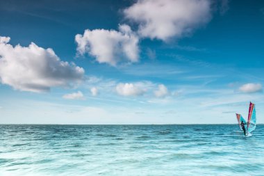 Rüzgar sörfçü Kuzey Denizde sakin bir okyanus üzerinde