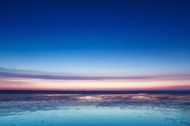 Kuzey Denizi üzerinde renkli pembe günbatımı