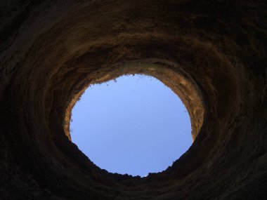 Kayalık outcroppings gelgit tarafından çevrili