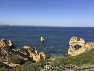Kayalık outcroppings gelgit tarafından çevrili