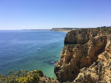 Kayalık outcroppings gelgit tarafından çevrili