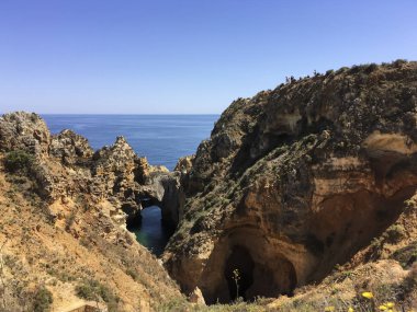 Kayalık outcroppings gelgit tarafından çevrili