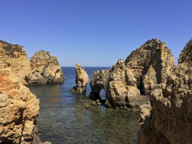 Kayalık outcroppings gelgit tarafından çevrili